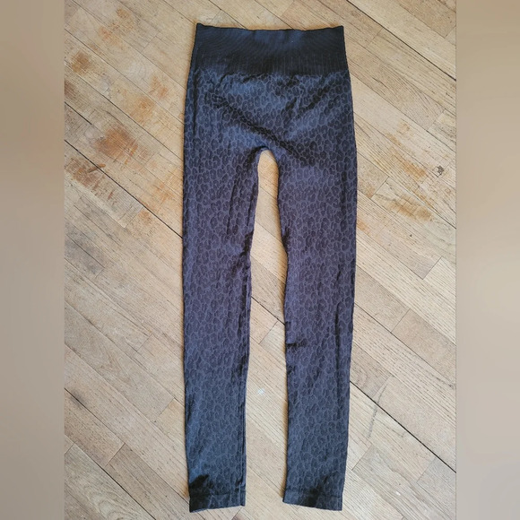 NIKIBIKI SEAMLESS LEOPARD PRINT LEGGINGS IN‎ CHARCOAL - Picture 1 of 6